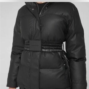 Maniere de voir Belted puffer coat